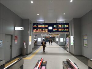 熊本駅の改札入り口にある電光掲示板の写真