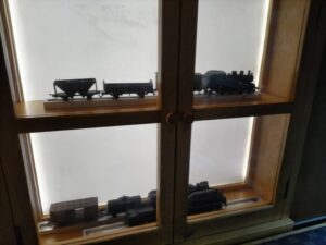 機関車の模型が置いてある写真
