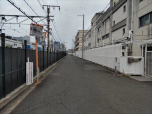 JR森ノ宮電車区（左）と大阪メトロ森之宮機関区（右）の間の道の写真