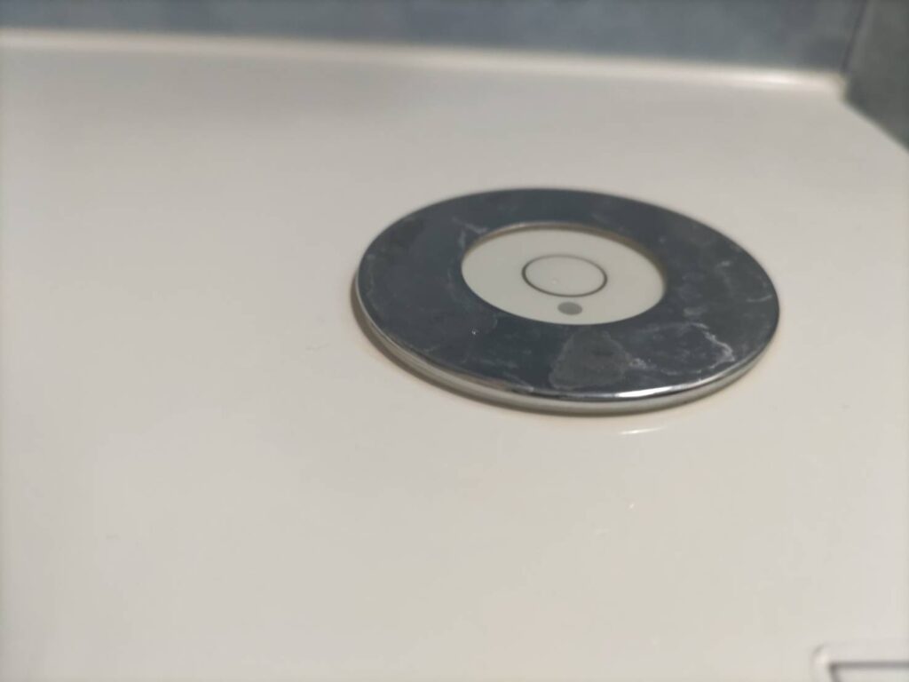 お風呂の栓を閉めるボタンの写真