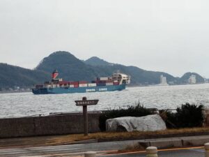 関門海峡を通過するコンテナ船の写真