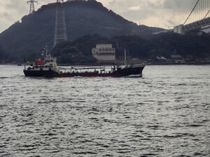 関門海峡を通過する船の写真