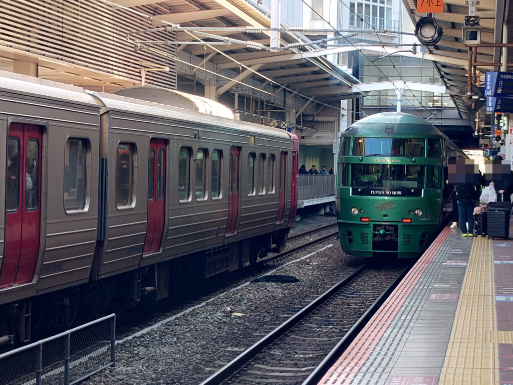 ゆふいんの森が博多駅に到着する写真