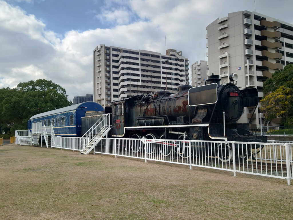 国鉄9600形蒸気機関車とブルートレイン急行が連結して展示されている写真