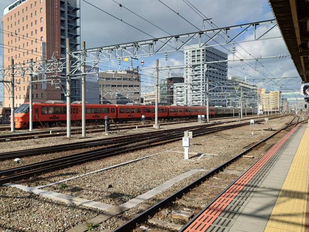 博多駅を出発するハウステンボスの写真