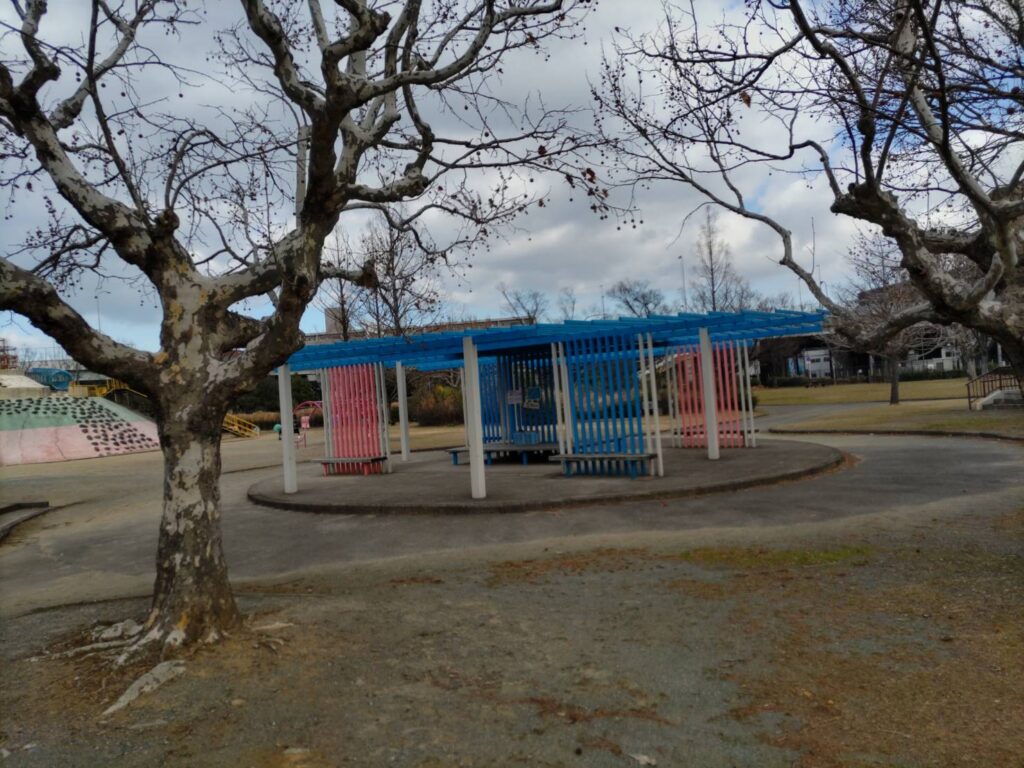 貝塚公園にあるベンチの写真