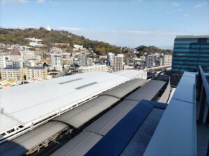 ホテルの展望台から見える熊本駅の写真