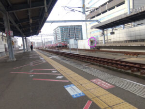 金太郎が千早駅を通過する写真