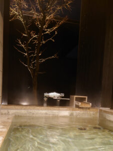 夜のお部屋の露天風呂の写真