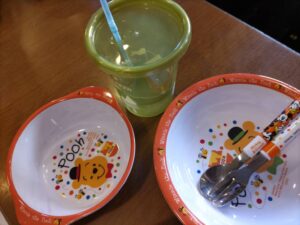 子ども用のお皿・フォーク・スプーン・お水の写真