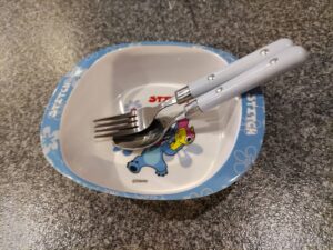 子ども用の取り皿とスプーンとフォークの写真