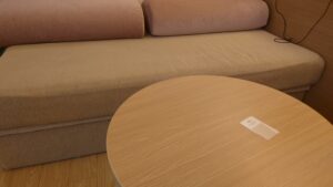 スーペリア4にあるソファとテーブルの写真