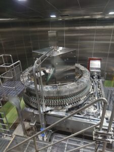 ビールの缶にビールを注入する機械の写真