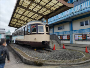 吹田総合車両所の入り口付近にあるモハ52001号電車の写真