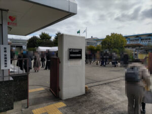 吹田総合車両所の門の写真
