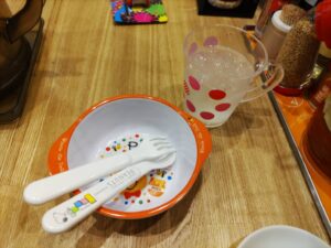 子ども用のお水と食器が置かれている写真