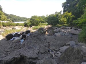 山水館の手前にある川遊びができる場所の大きな岩がある写真