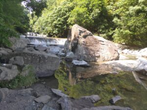 山水館の手前にある川遊びができる場所に大きな岩がある写真