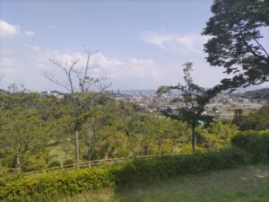 摂津峡公園の遊具がある場所から見た高槻市の景色の写真