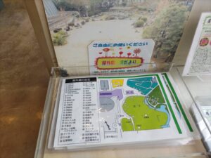 屋外園の地図が置かれている写真