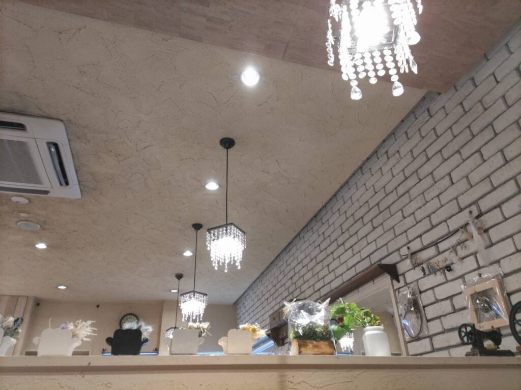 カフェの天井のライトの写真