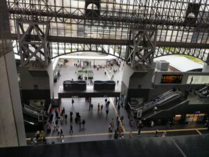 みんなの広場－うっどすくえあ－から見える京都駅改札前の写真