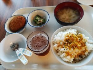 ご飯・お味噌汁・コロッケ・オクラの朝食の写真