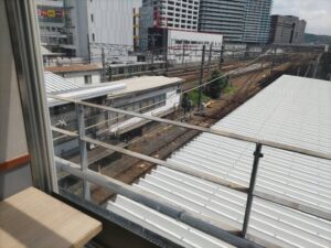 JR高槻駅改札前にあるフードコートからみた高槻駅の様子