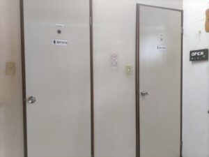 キンカーオの前にあるトイレの写真