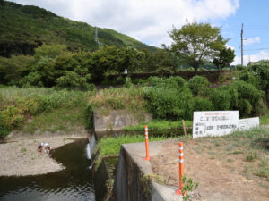 鵜ノ川では釣りができることが書かれている看板の写真