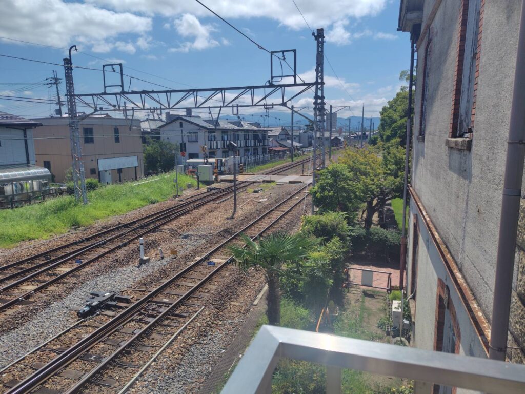 展望デッキから見える長浜駅近くの踏切の写真