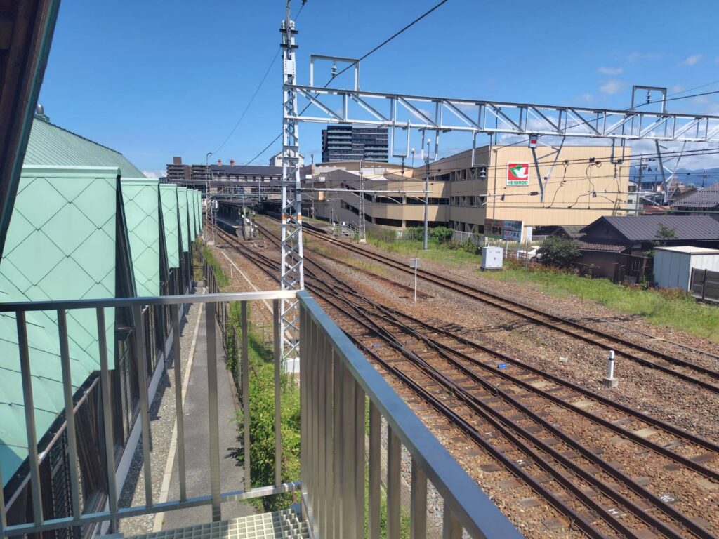 展望デッキから見える長浜駅のホームの写真