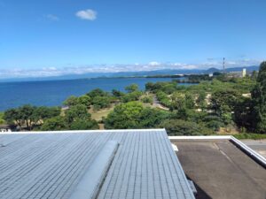 和室のお部屋からみえる琵琶湖の写真