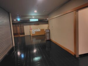 昔使われていたと思われる和室の宴会場がある廊下の写真