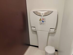 トイレに置かれたおむつ台の写真