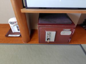 お湯を沸かすポットと貴重品ロッカーの写真