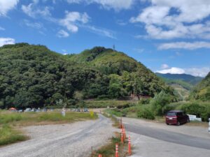 川遊びをした付近の駐車場や山の写真