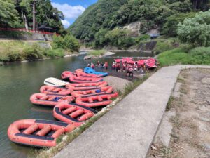 ゴムボートが川に置かれている写真