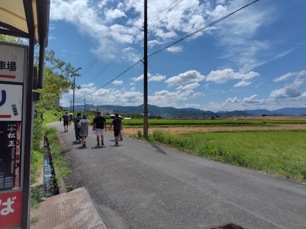 トロッコ亀岡駅の南側にある畑の景色