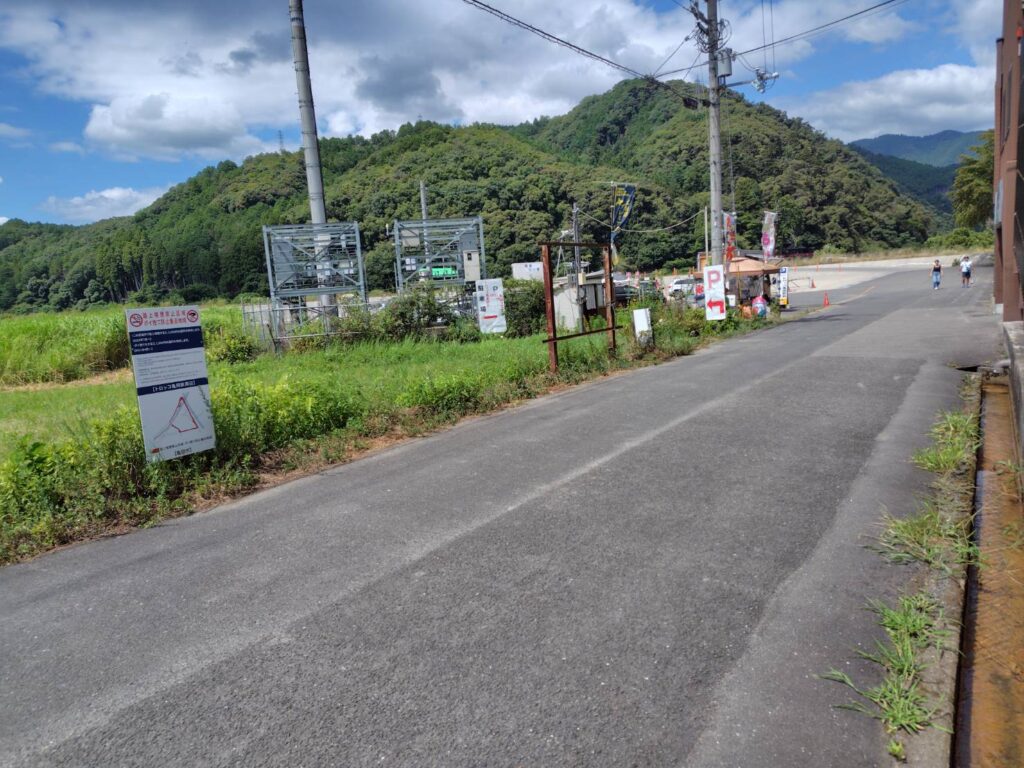 トロッコ亀岡駅の南側にある山の景色の写真