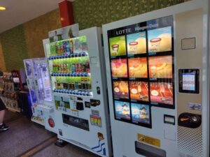 カフェの前にある自動販売機の写真