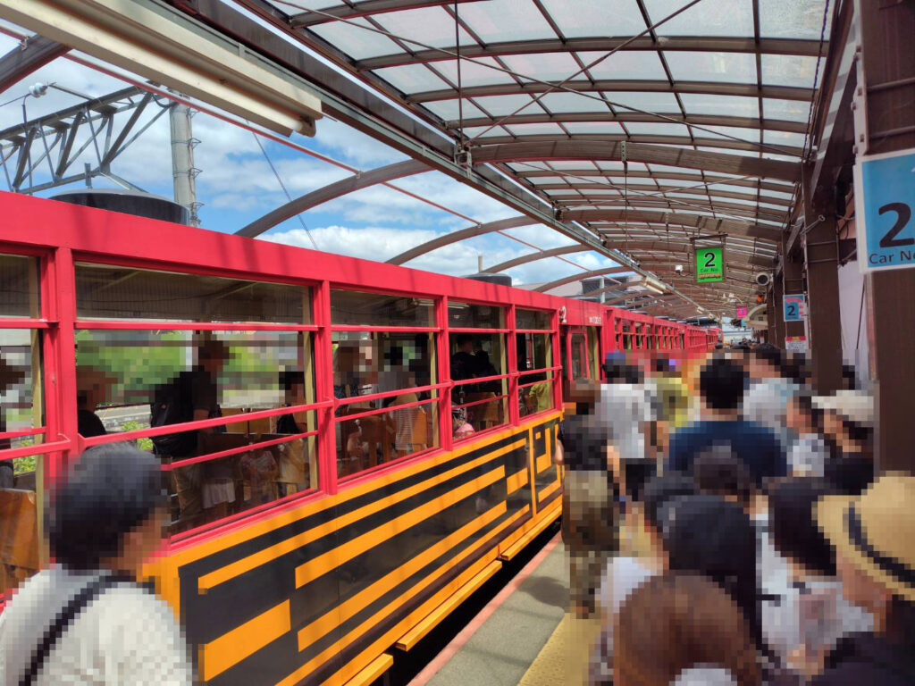 トロッコ嵯峨駅でのホームで人が並んでいる写真