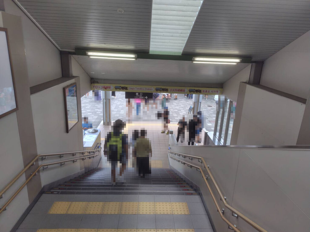 嵯峨嵐山駅の南口を降りる階段の写真