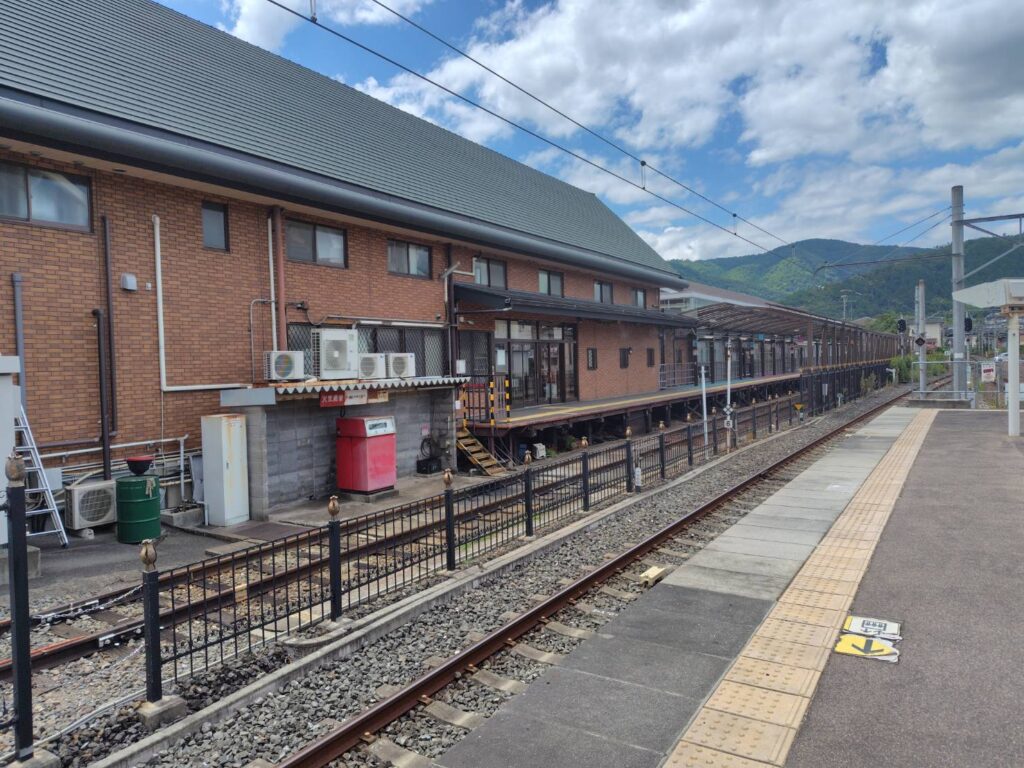 JR嵯峨嵐山駅のホームから見たトロッコ列車のホームの写真