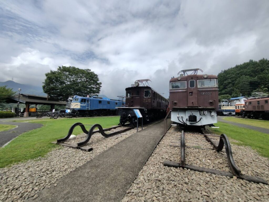 広場に様々な列車が展示してある写真