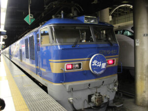 上野駅に停車している北斗星の先頭車両の写真