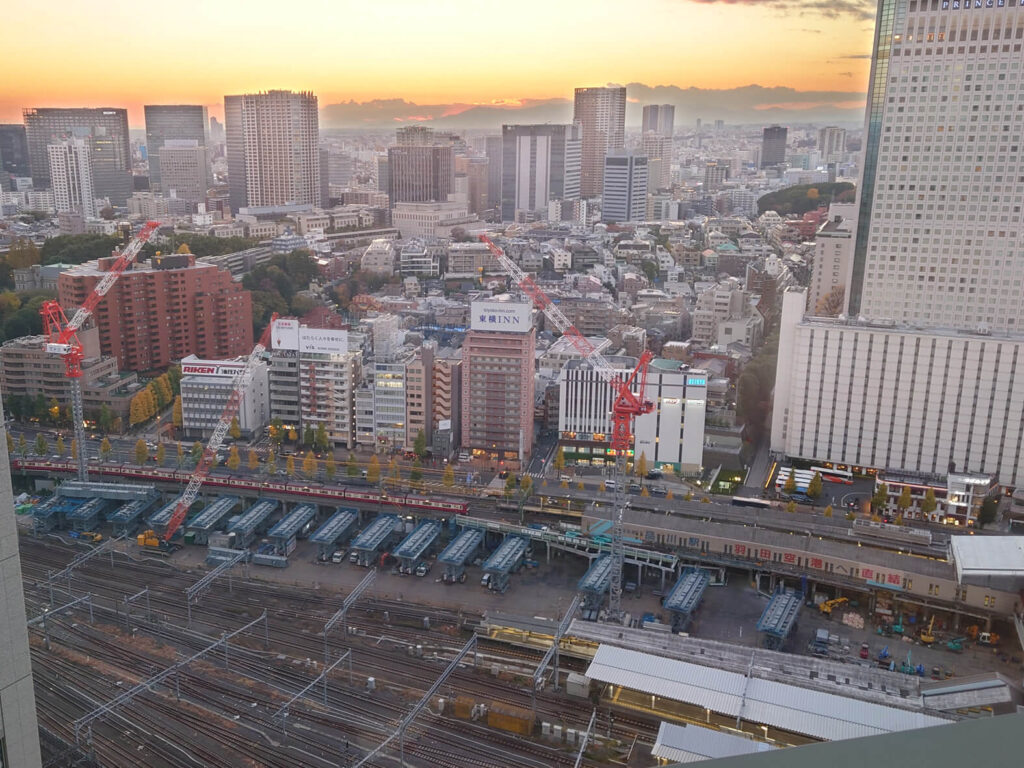 ロビーから見える京急の車両の写真