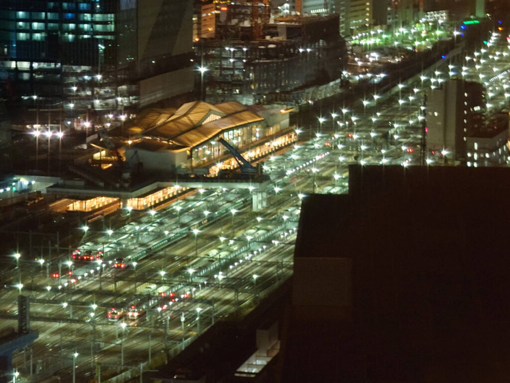 夜の高輪ゲートウェイ駅の写真