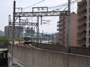 3階のでんしゃみちから見た交野線の線路と電車の写真