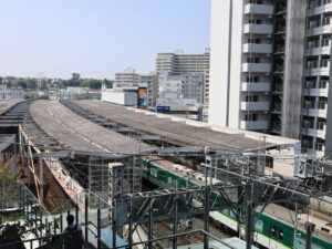 4階のだんだんテラス付近の階段から見た枚方市駅の写真